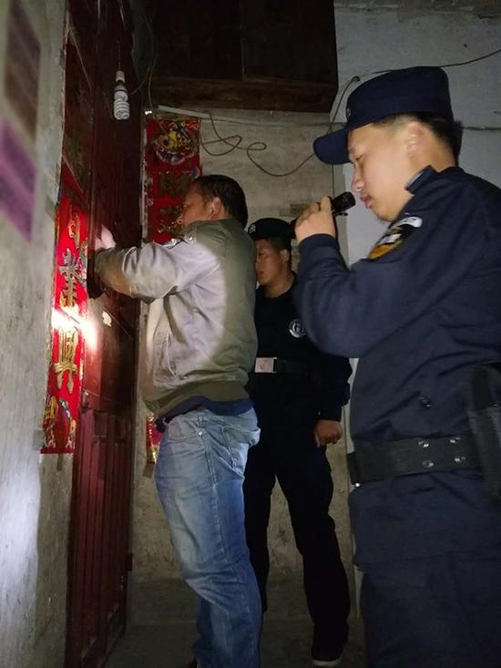 兴安盟粗心妈妈误将幼女锁家中 
